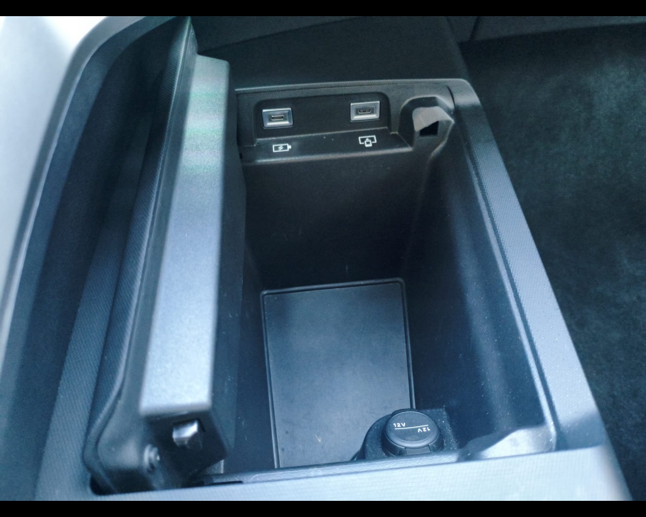 Foto PEUGEOT 3008 1.2 hybrid GT 145cv e-dcs6