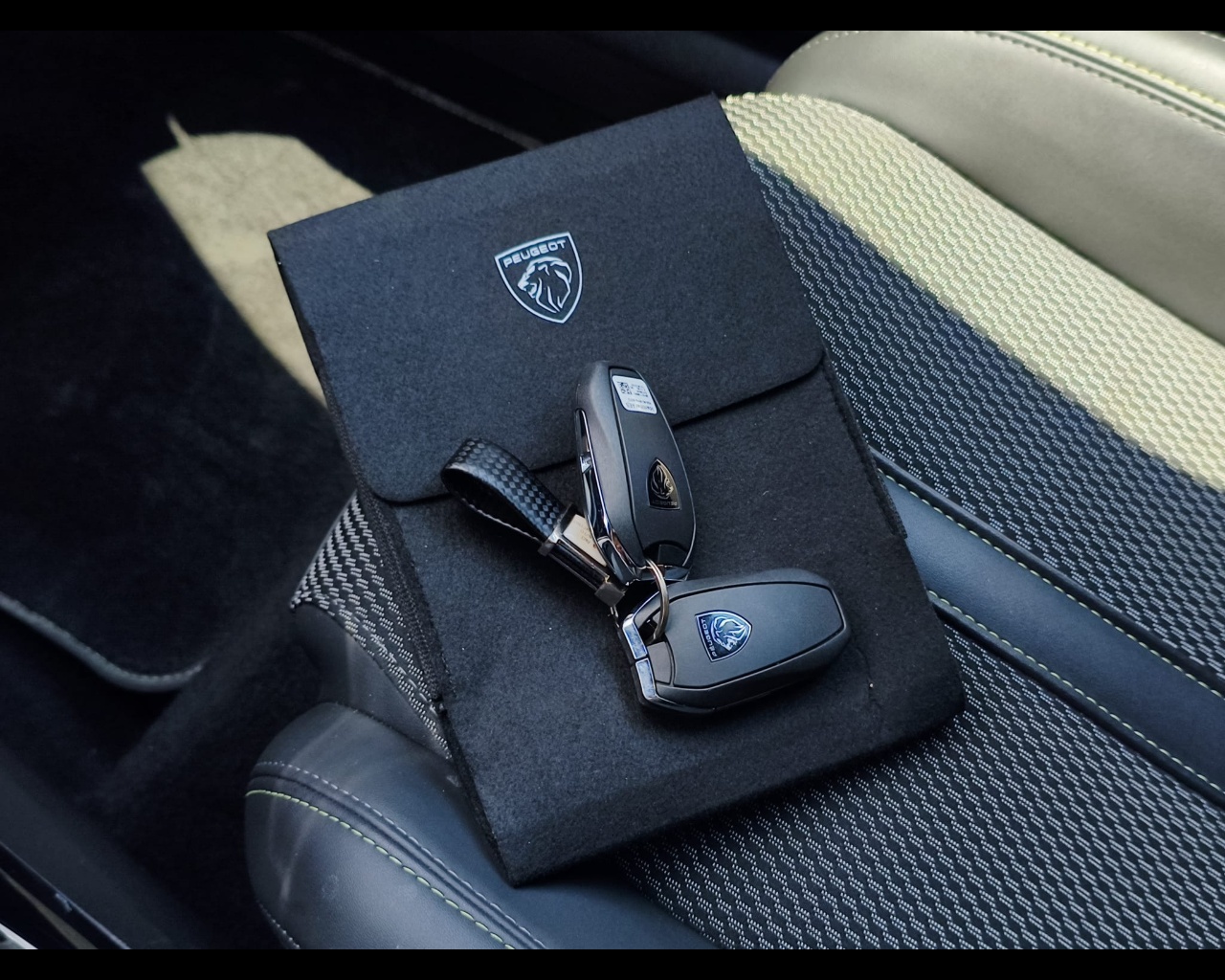Foto PEUGEOT 2008 54 kWh GT