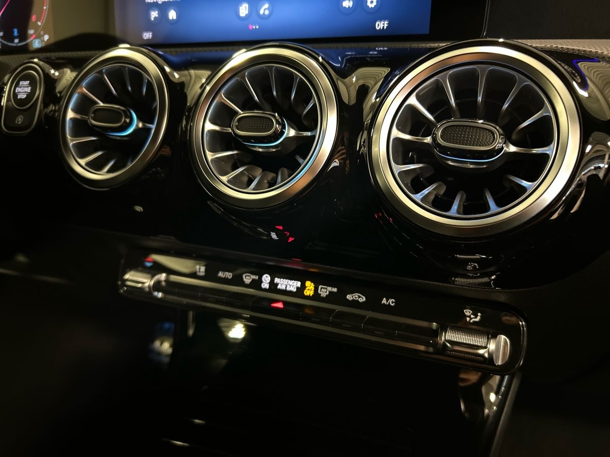 Mercedes  Classe A 180 D Advanced Plus AMG Line 8G-DCT - 14