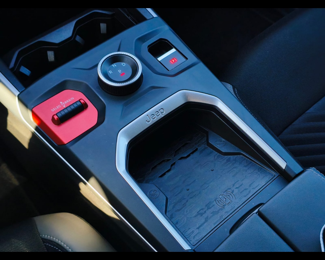 Foto JEEP Nuova Compass E-Hybrid Plug-InFirst Edition 1.6l 195cv Plug-In Hybrid Fw