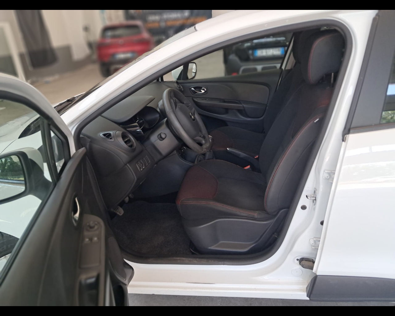 Foto RENAULT Clio 5p 1.2 Wave 75cv
