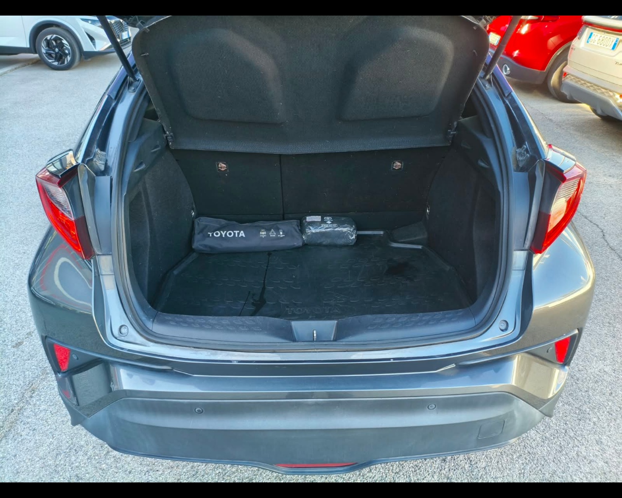 Foto TOYOTA C-HR 1.8h Trend e-cvt