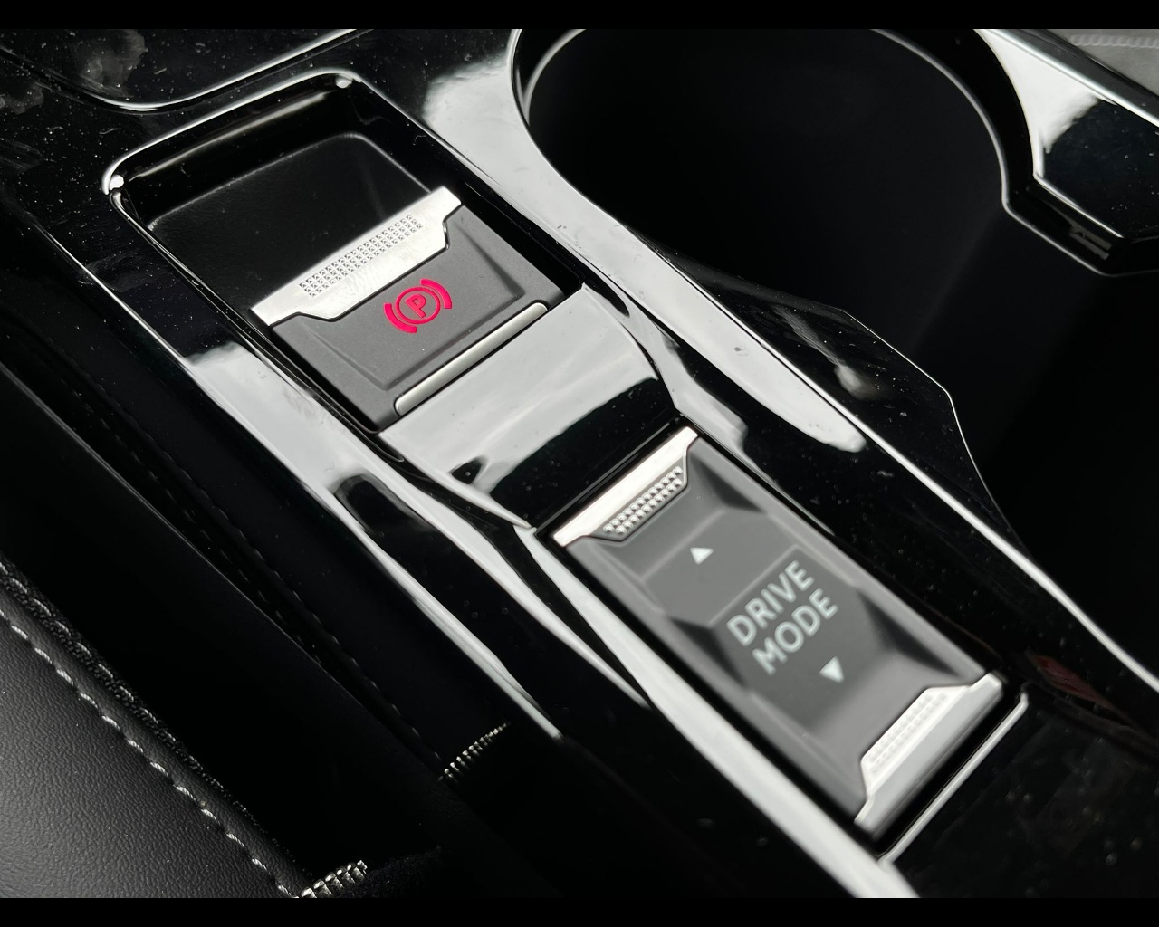 Foto PEUGEOT 208 1.2 hybrid GT 136cv e-dcs 6