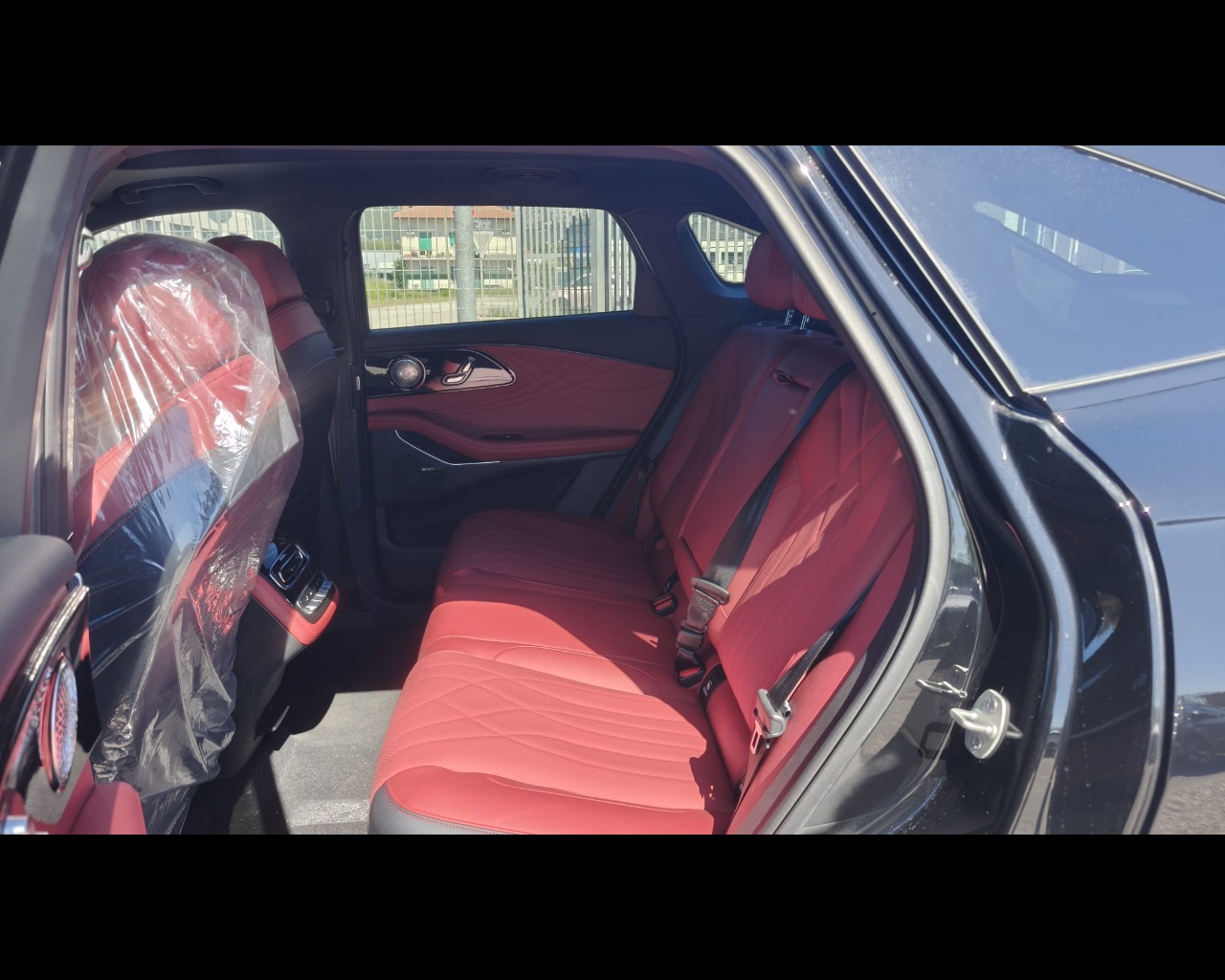 Foto OMODA OMODA 9 PHEV 1.5TGDI - Trazione AWD DHT3 Premium (AWD) - Interni Rosso