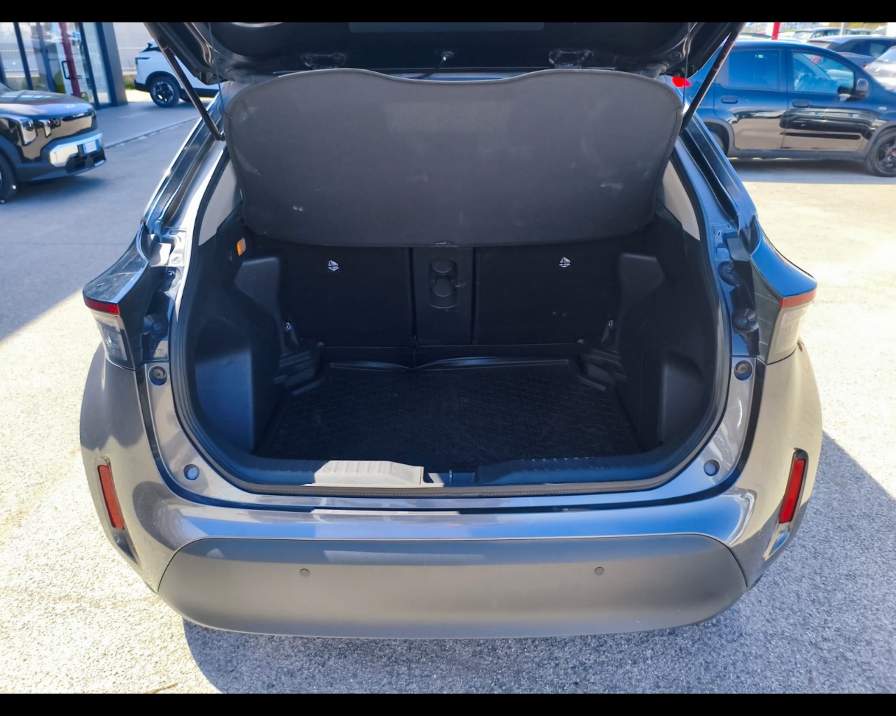 Foto TOYOTA Yaris Cross 1.5h Lounge fwd 116cv e-cvt