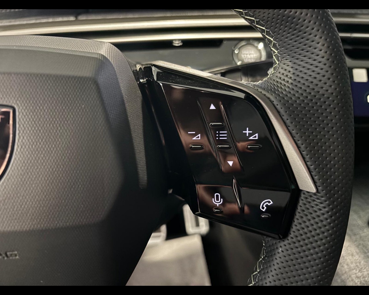 Foto PEUGEOT 3008 1.2 hybrid GT 136cv e-dcs6