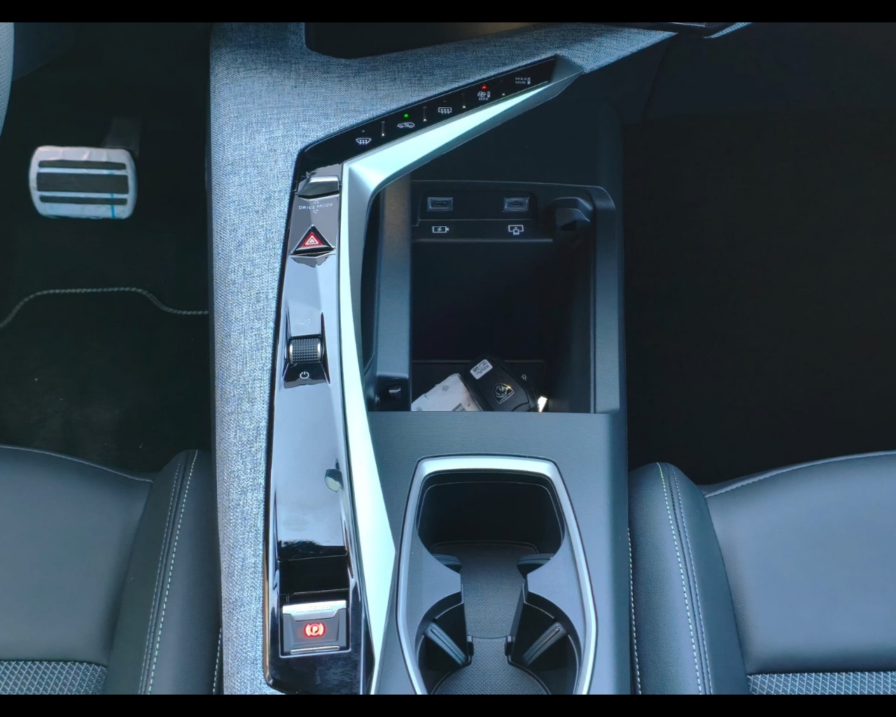 Foto PEUGEOT 3008 1.2 hybrid GT 136cv e-dcs6