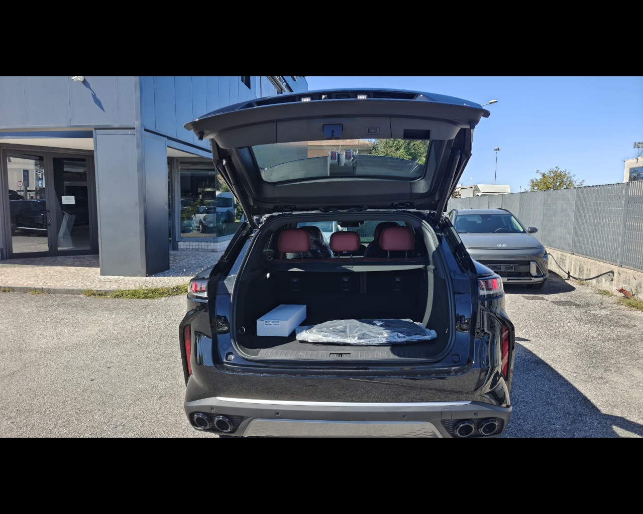 Foto OMODA OMODA 9 PHEV 1.5TGDI - Trazione AWD DHT3 Premium (AWD) - Interni Rosso