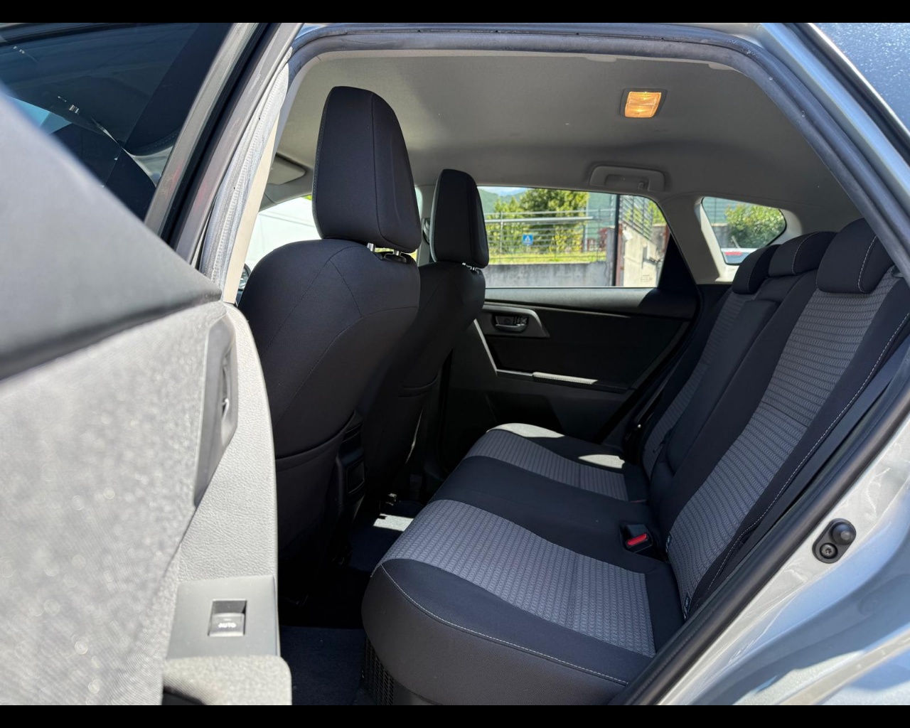 Foto TOYOTA Auris 1.8h Lounge cvt my17