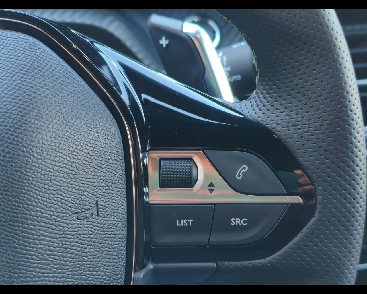 Foto PEUGEOT 2008 1.2 hybrid GT 136cv e-dcs6