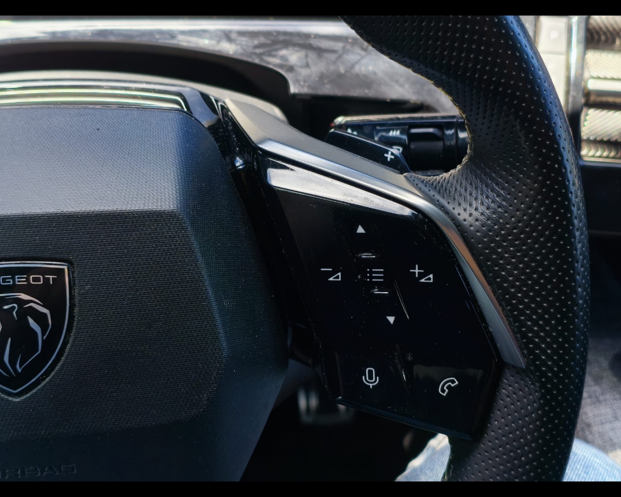 Foto PEUGEOT 3008 1.2 hybrid GT 145cv e-dcs6