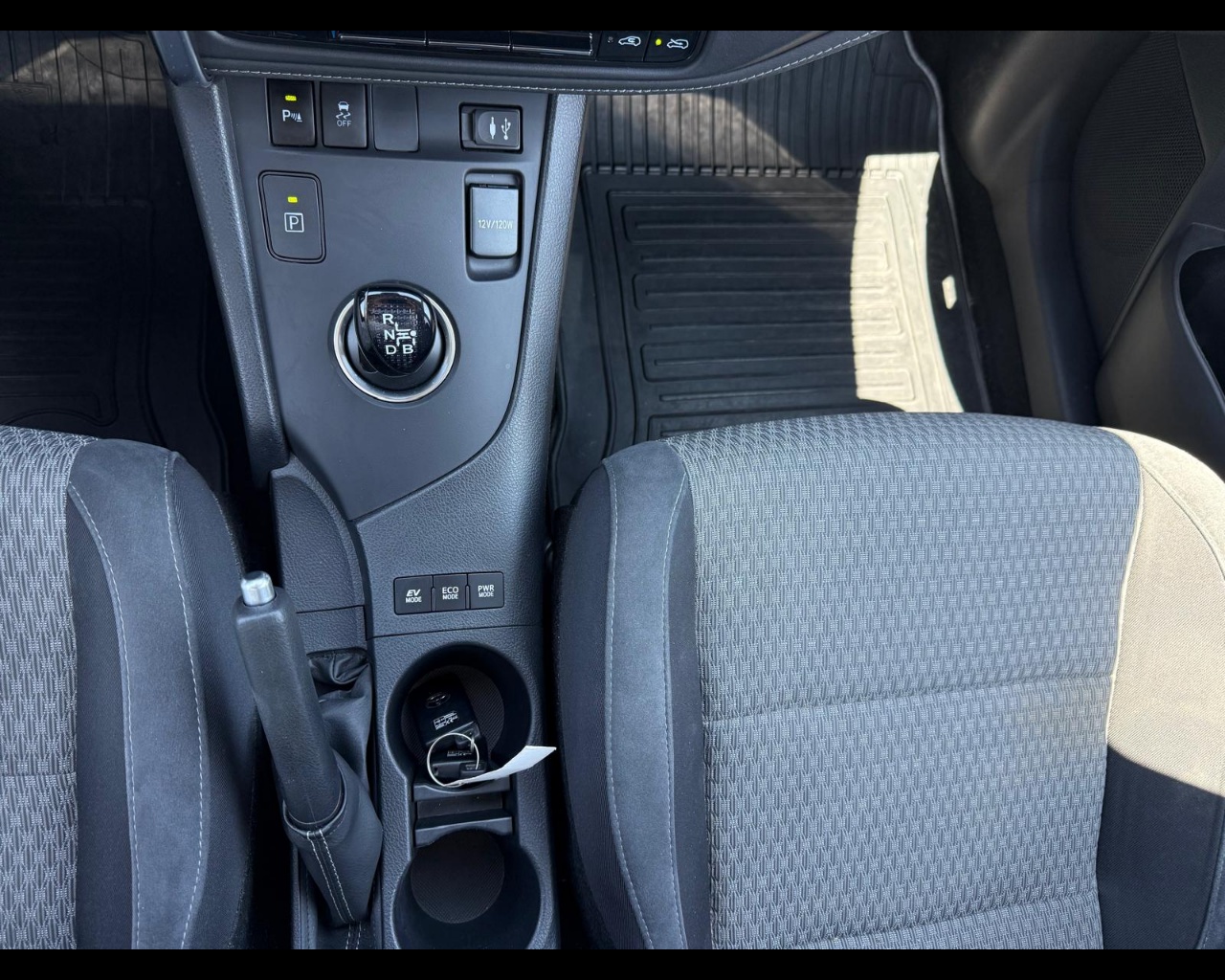 Foto TOYOTA Auris 1.8h Lounge cvt my17