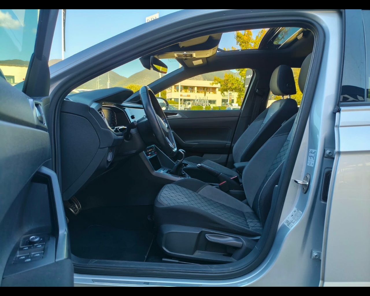 Foto VOLKSWAGEN Taigo 1.0 tsi R-Line 110cv