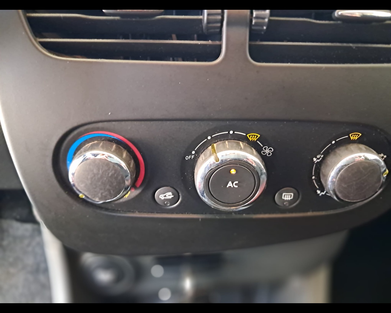 Foto RENAULT Clio 5p 1.2 Wave 75cv