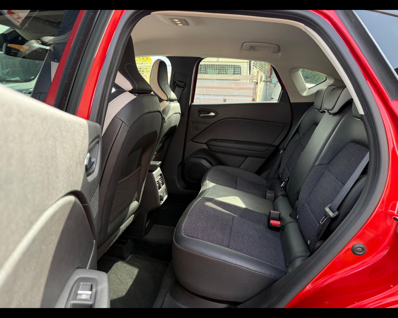 Foto RENAULT Captur 1.6 E-Tech hybrid Intens 145cv auto