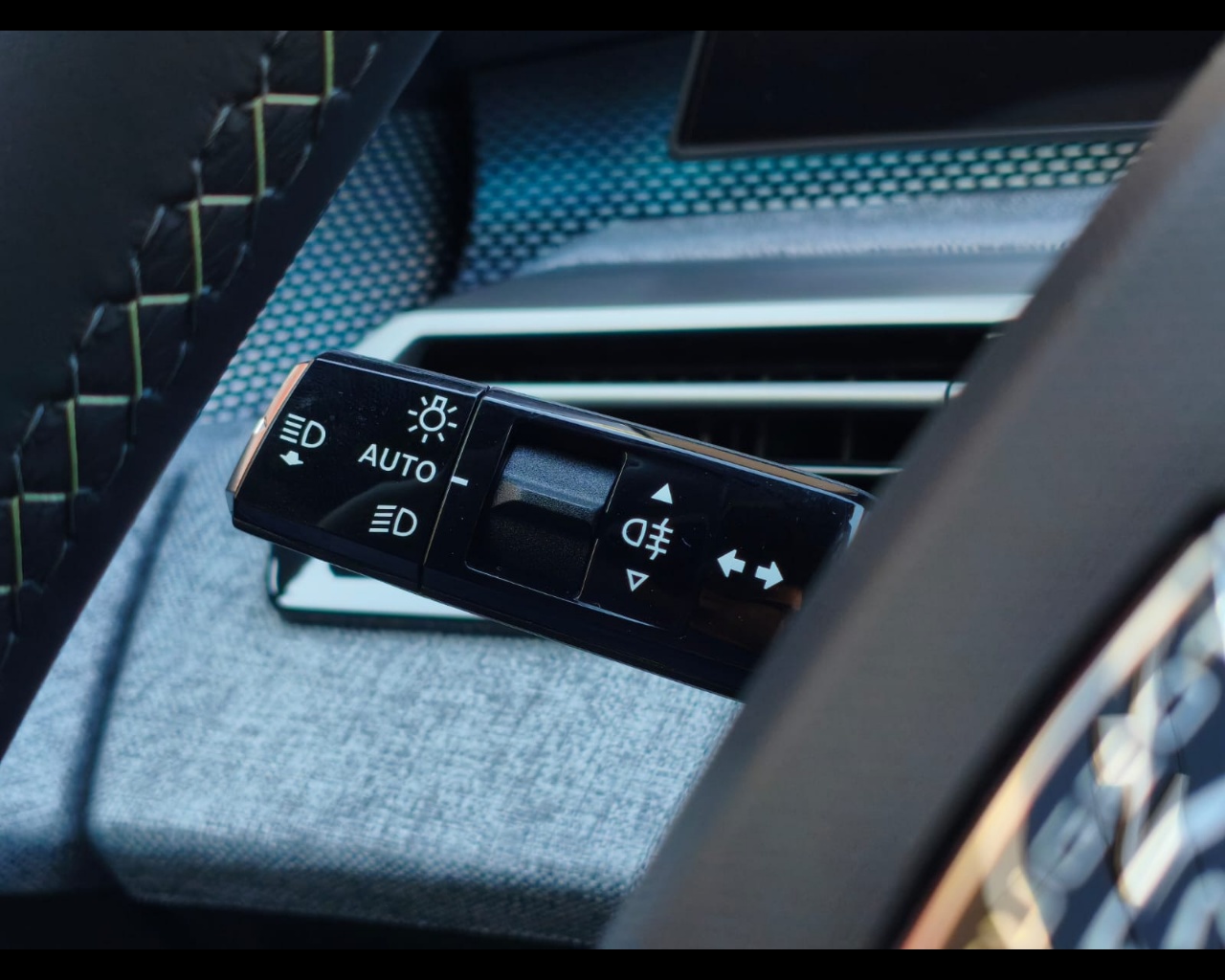 Foto PEUGEOT 3008 1.2 hybrid GT 136cv e-dcs6