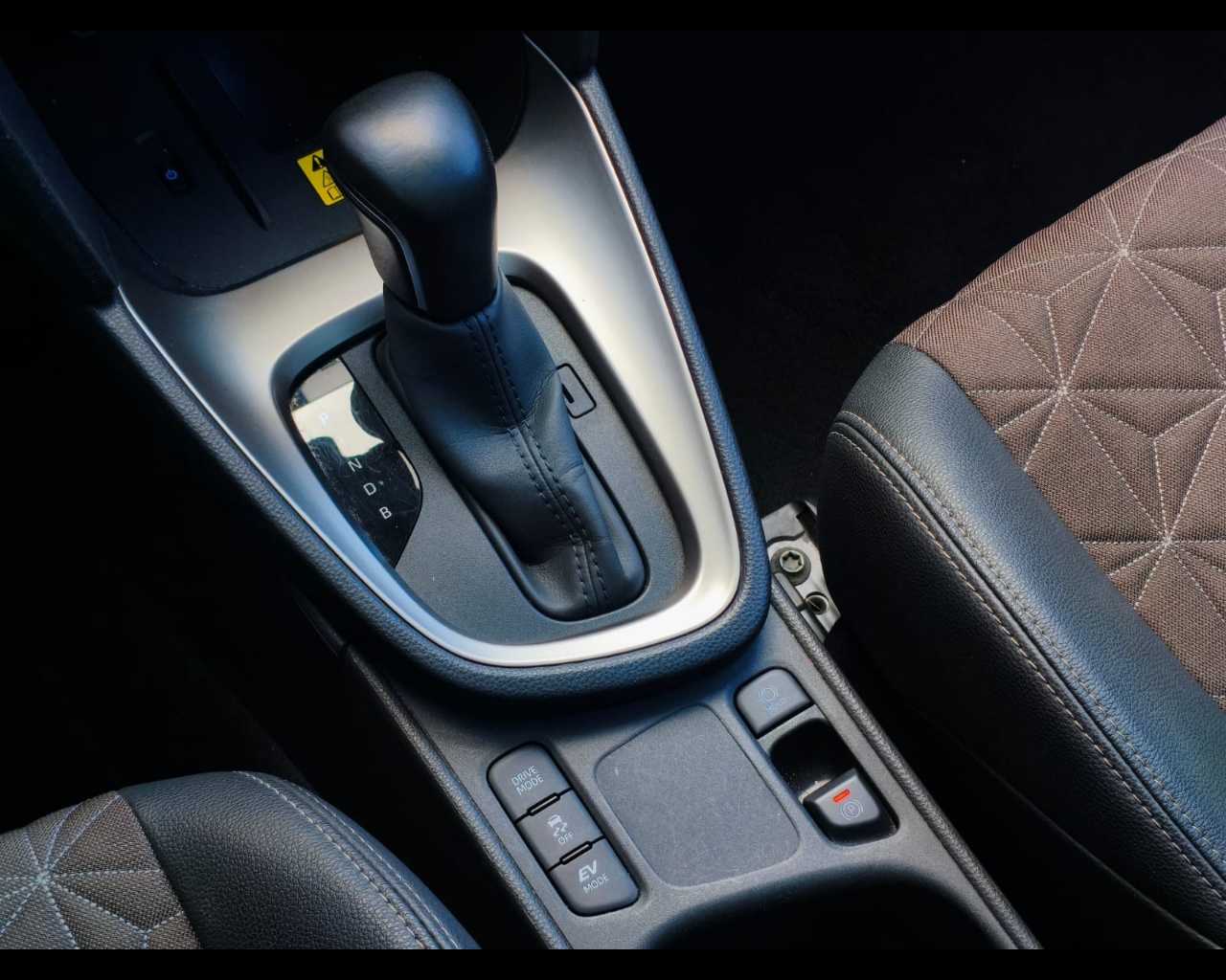 Foto TOYOTA Yaris Cross 1.5h Lounge fwd 116cv e-cvt