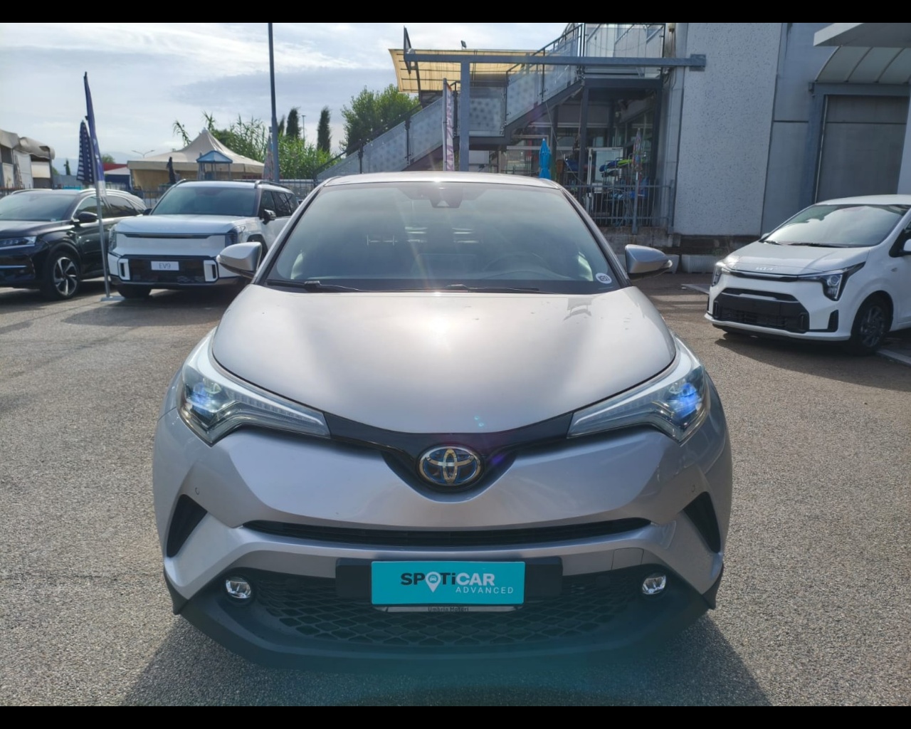 Foto TOYOTA C-HR 1.8h Lounge 2wd e-cvt