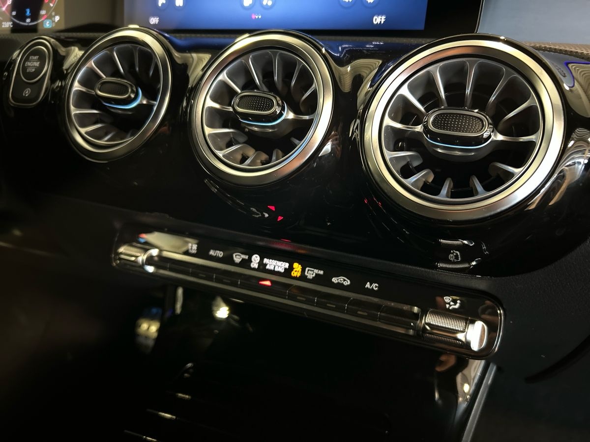 Mercedes  Classe A 180 D Advanced Plus AMG Line 8G-DCT - 14