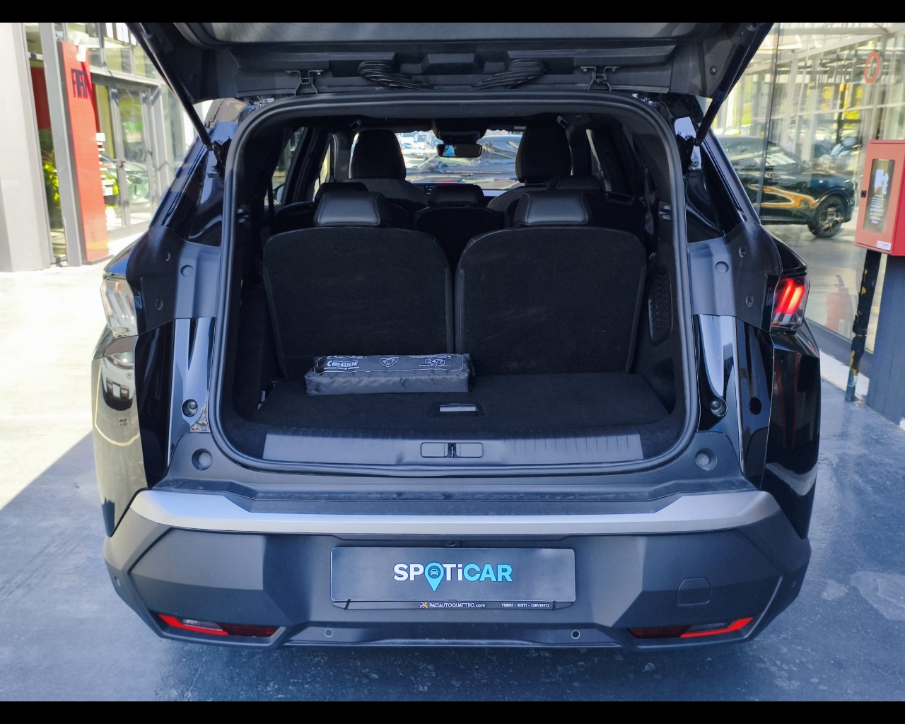 Foto PEUGEOT 5008 1.2 hybrid Allure 136cv e-dcs6