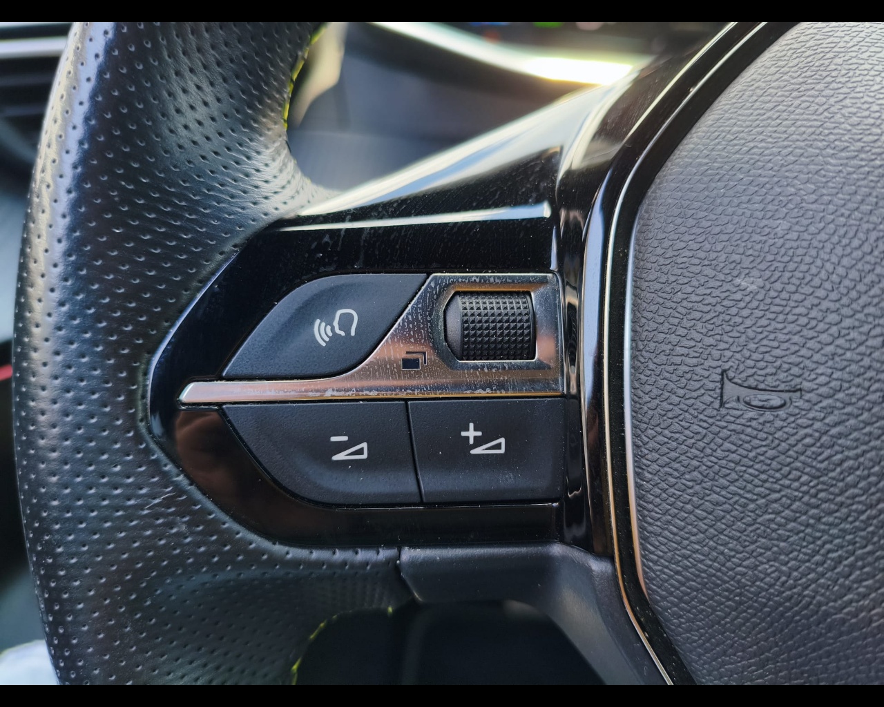 Foto PEUGEOT 2008 54 kWh GT