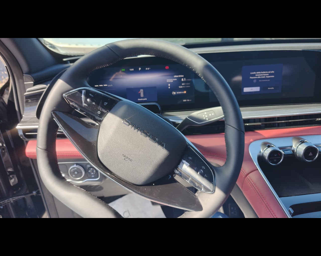 Foto OMODA OMODA 9 PHEV 1.5TGDI - Trazione AWD DHT3 Premium (AWD) - Interni Rosso
