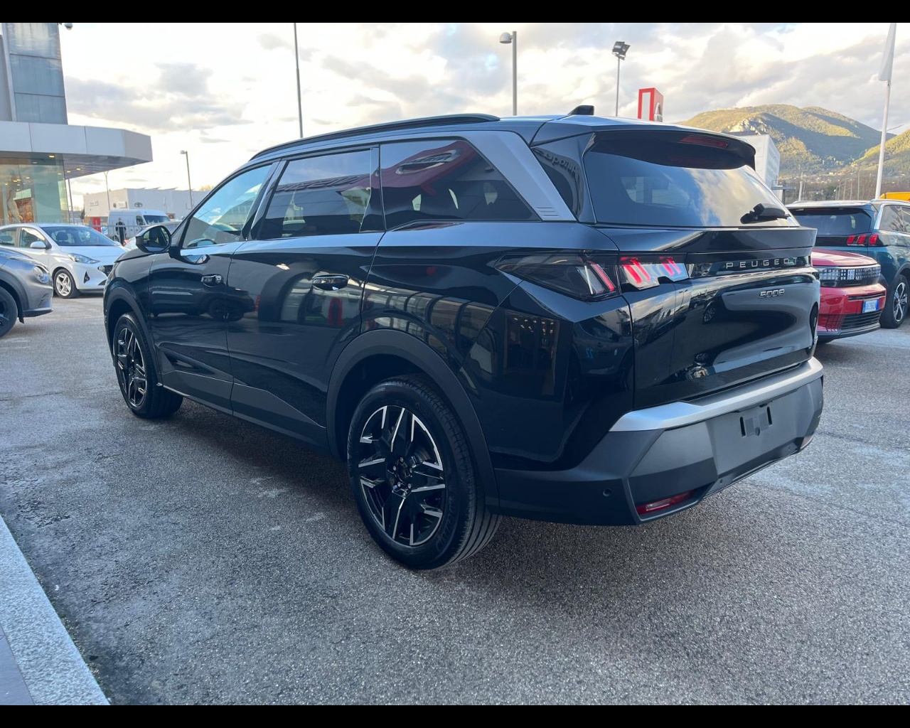 Foto PEUGEOT 5008 1.2 hybrid Allure 136cv e-dcs6