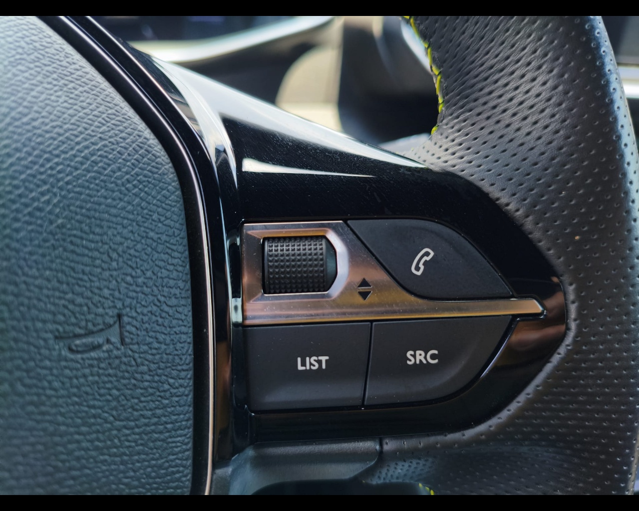 Foto PEUGEOT 2008 54 kWh GT