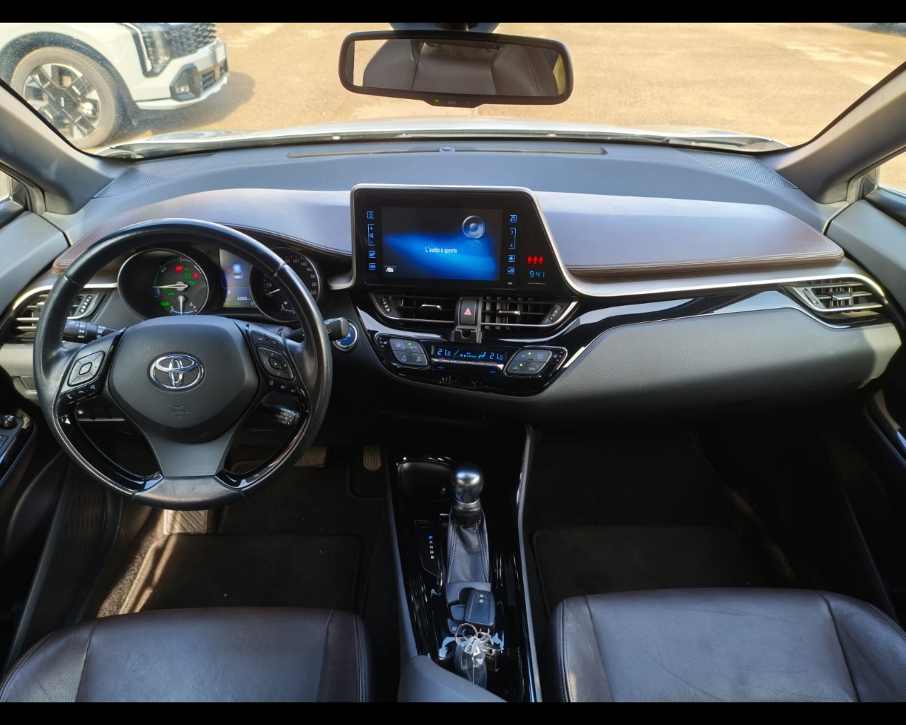 Foto TOYOTA C-HR 1.8h Lounge 2wd e-cvt