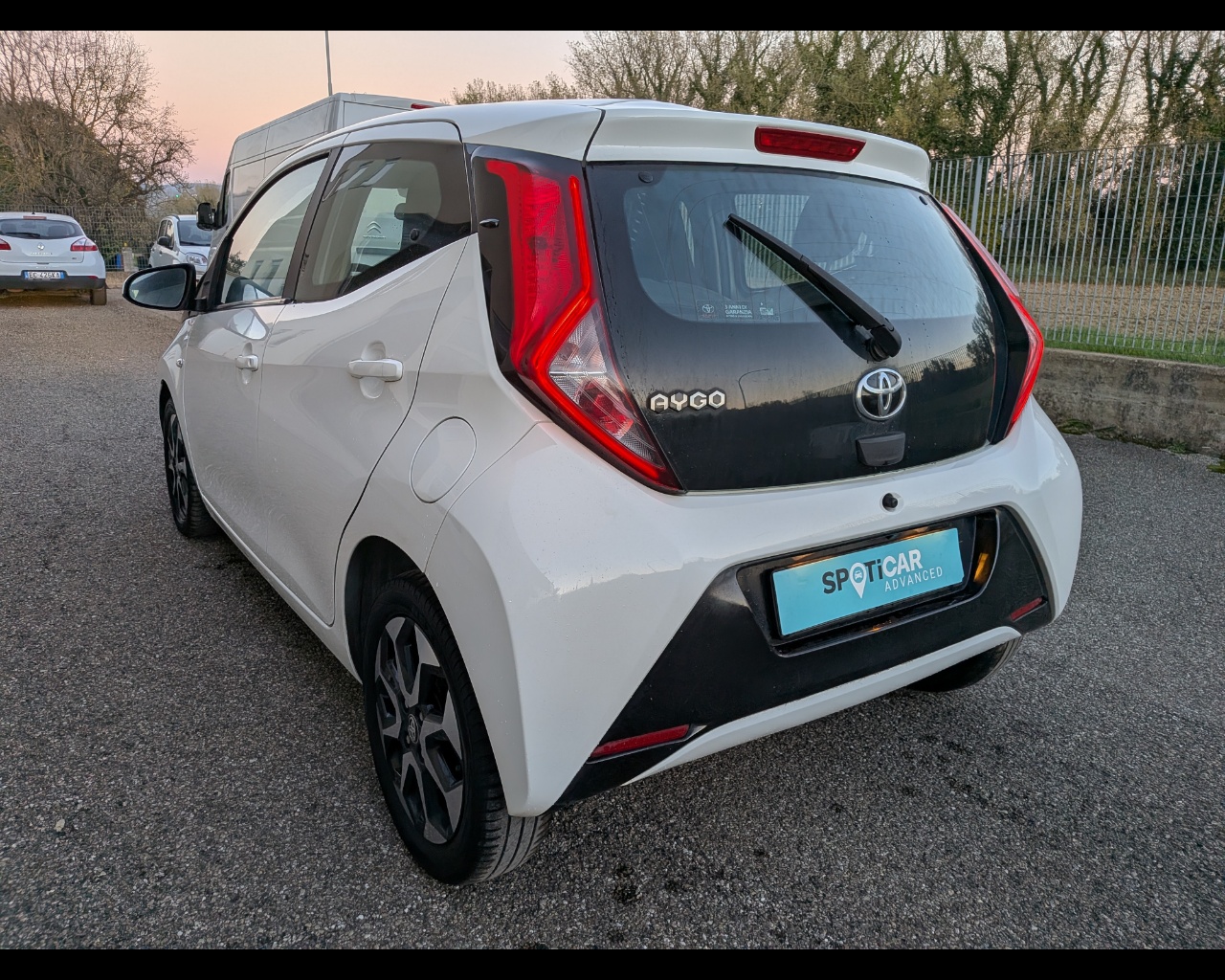 Foto TOYOTA Aygo 5p 1.0 x-cool m-mt 72cv