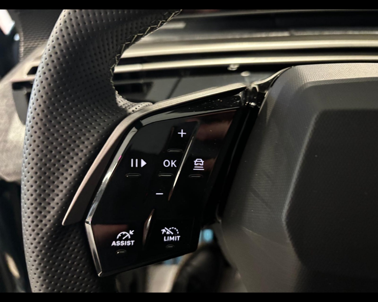 Foto PEUGEOT 3008 1.2 hybrid GT 136cv e-dcs6