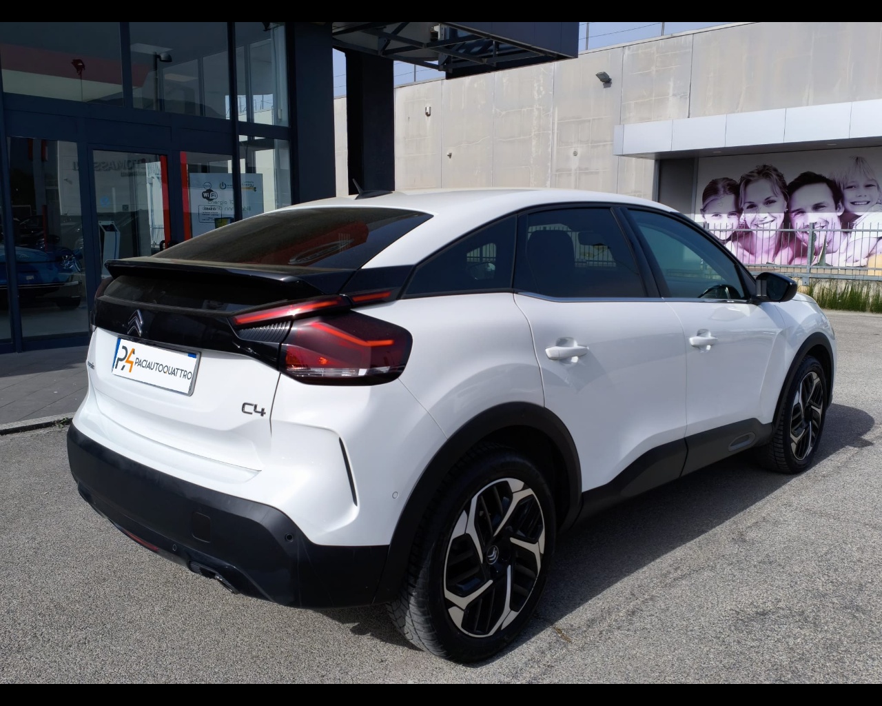 Foto CITROEN C4 1.5 bluehdi Shine s&s 130cv eat8