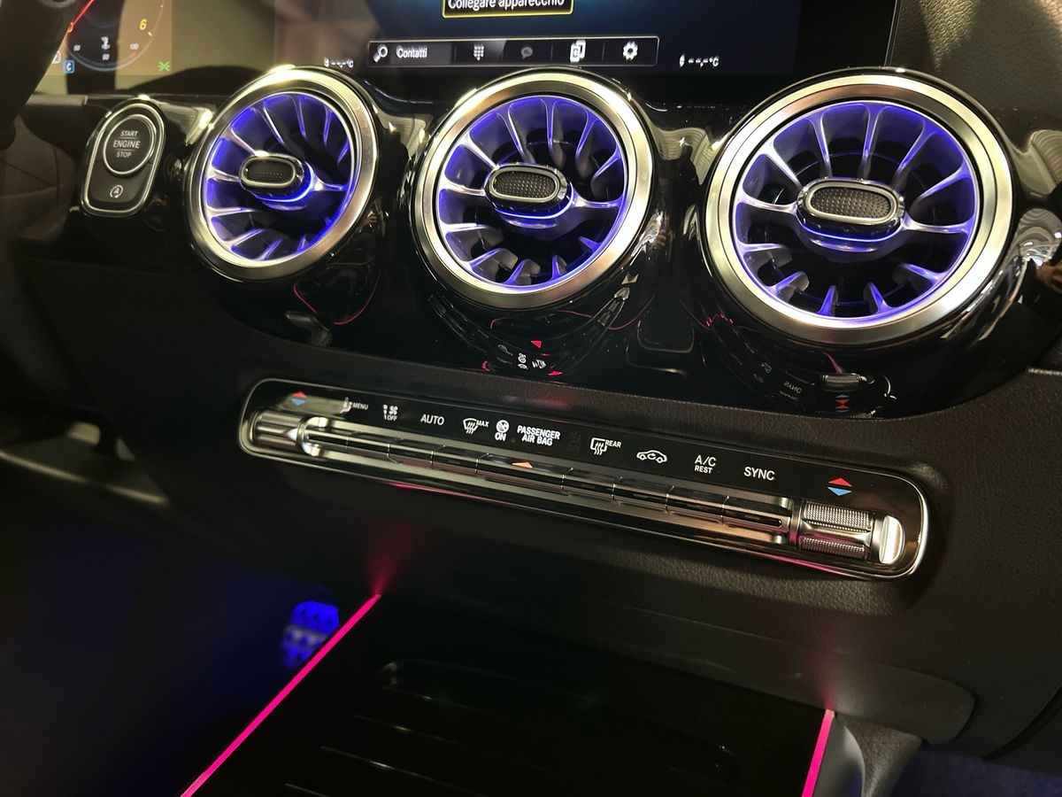 Mercedes GLA GLA 180 D Premium 8G-DCT - 14