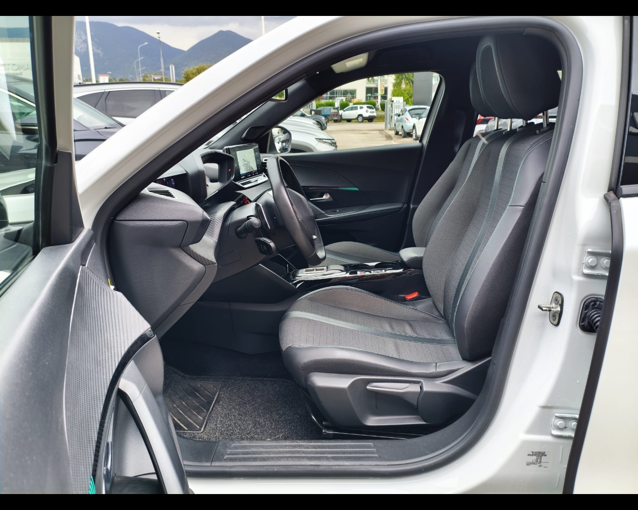 Foto PEUGEOT 2008 1.5 bluehdi Allure Pack s&s 130cv eat8