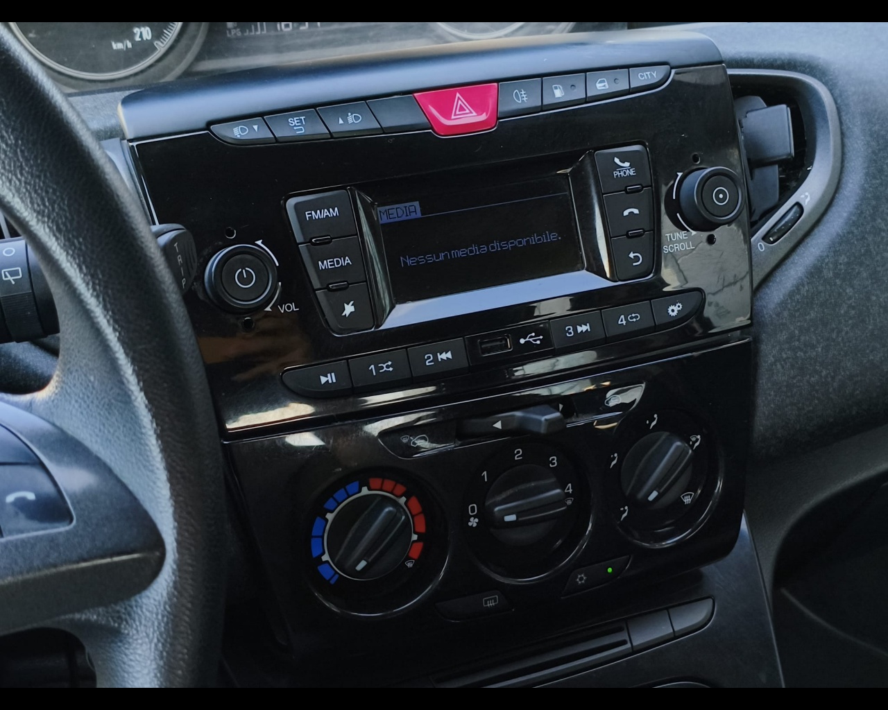 Foto LANCIA Ypsilon 1.2 Gold ecochic Gpl 69cv 