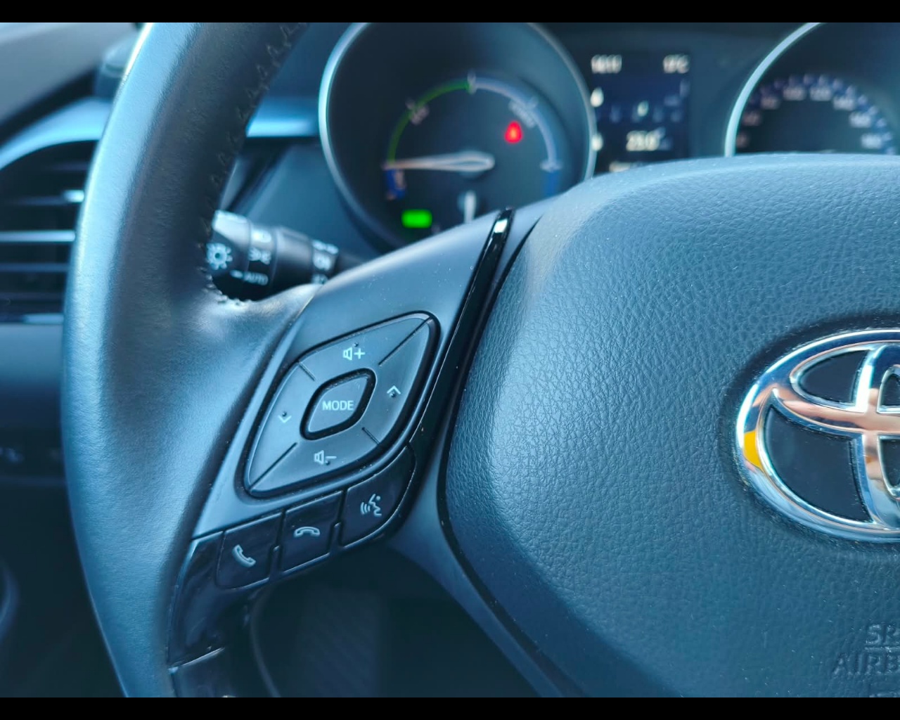 Foto TOYOTA C-HR 1.8h Trend e-cvt