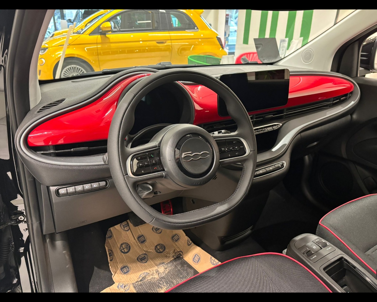 Foto FIAT 500e Hatchback My25 500e - Red320 Berlina