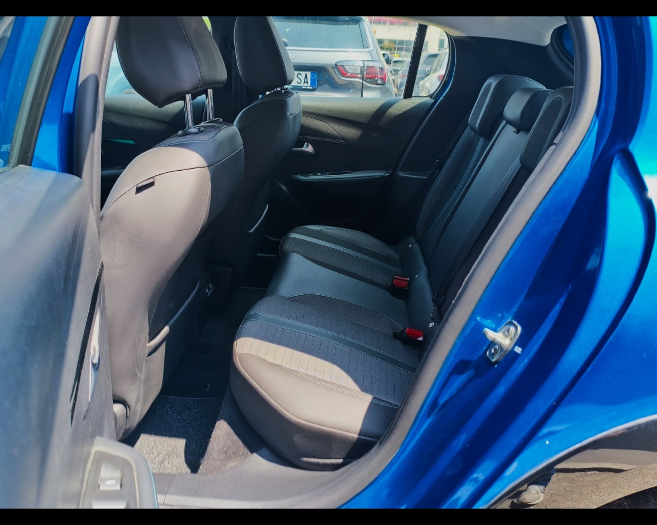 Foto PEUGEOT e-208 Allure 100kW 136cv