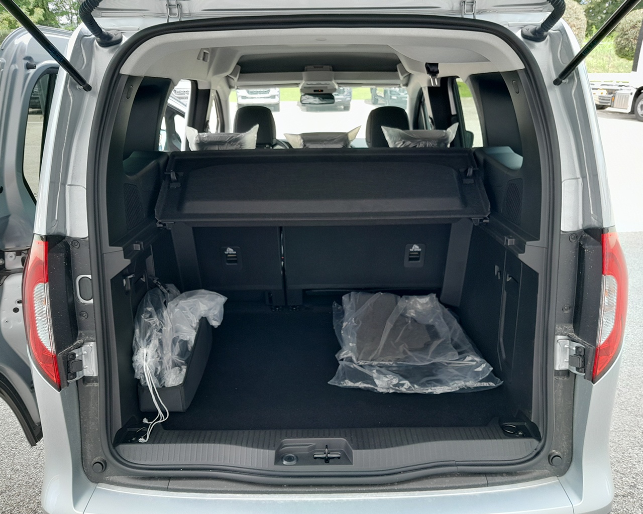 Mercedes EQT EQT 200 - 12