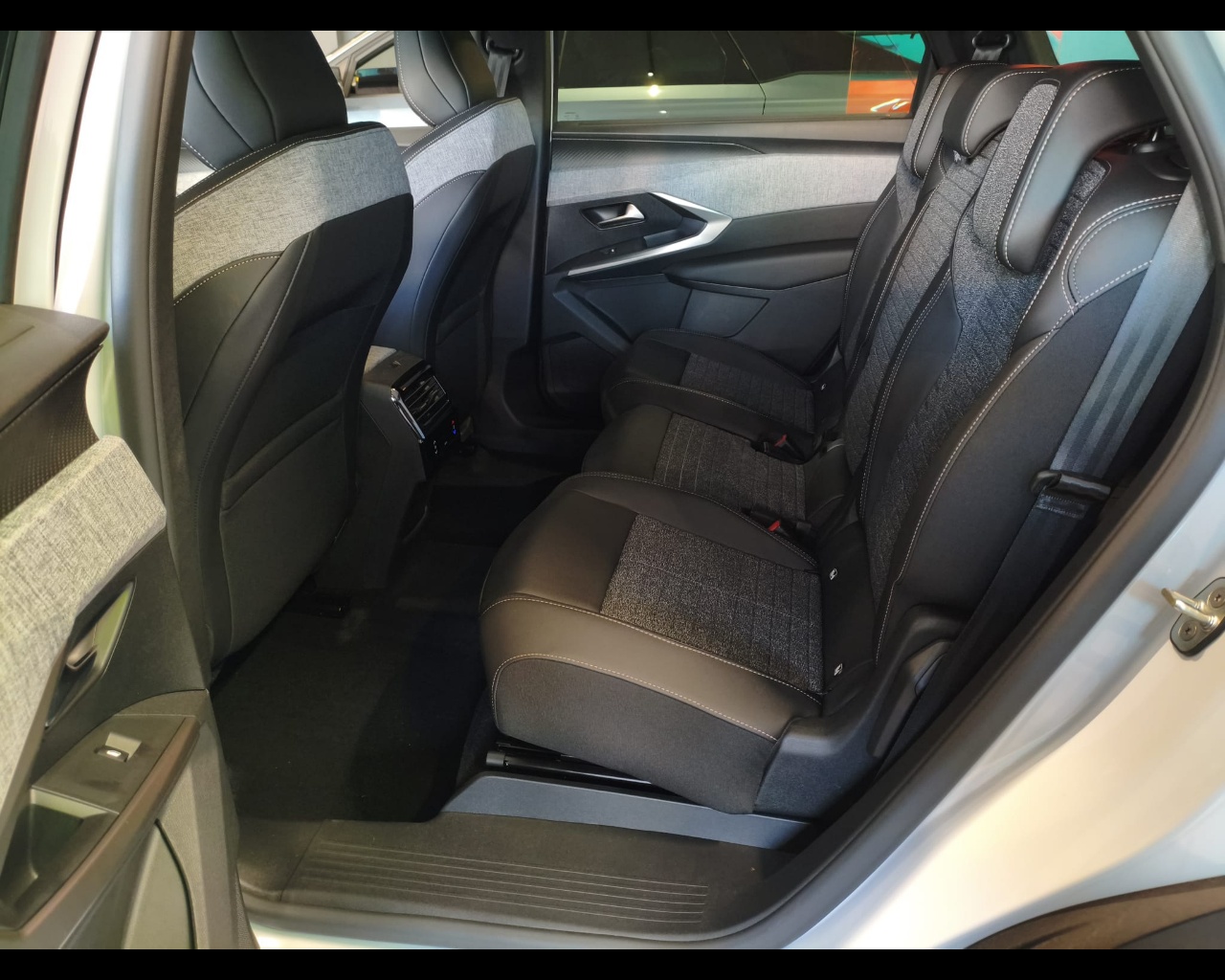 Foto PEUGEOT 5008 1.2 hybrid Allure 145cv e-dcs6