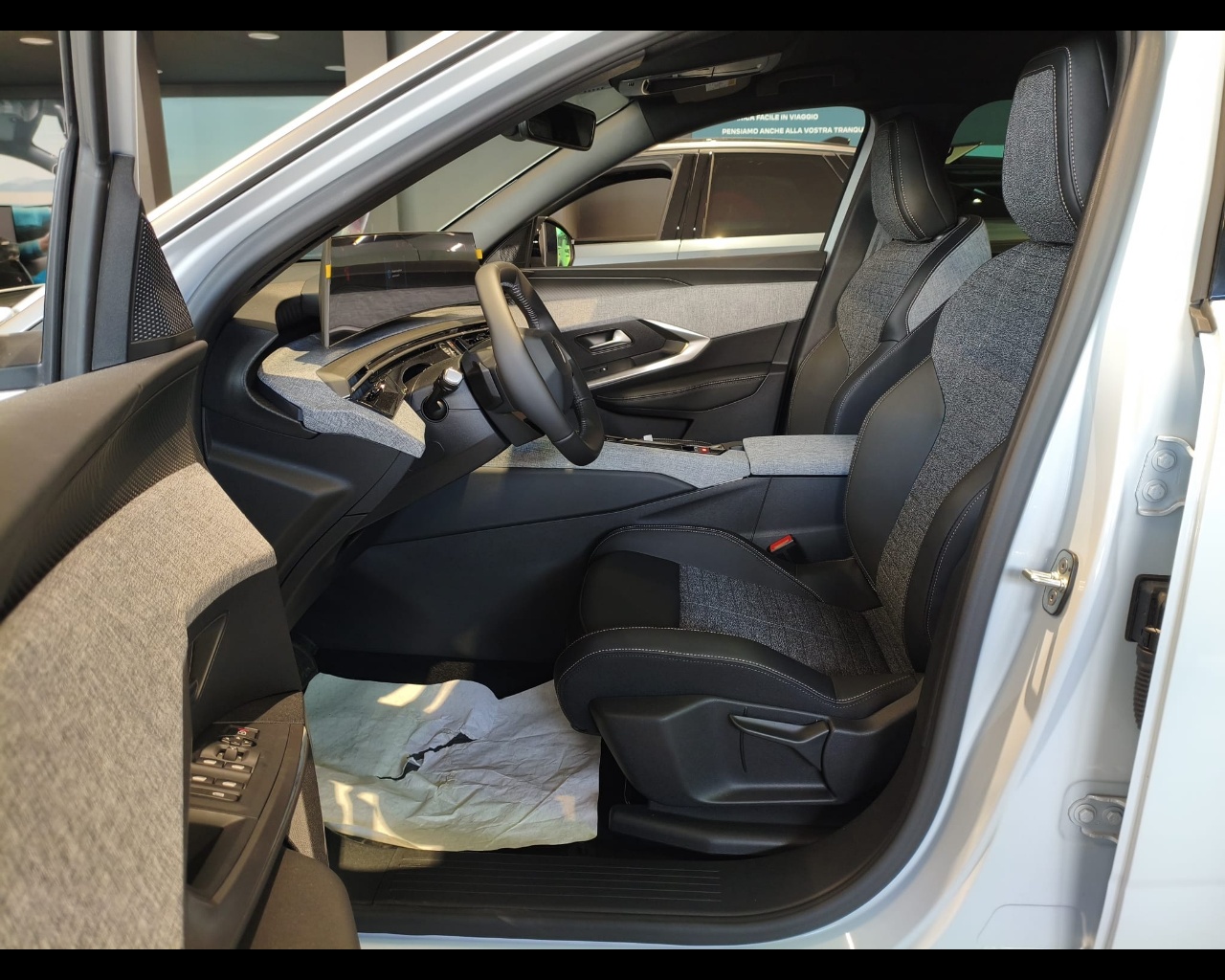 Foto PEUGEOT 5008 1.2 hybrid Allure 145cv e-dcs6