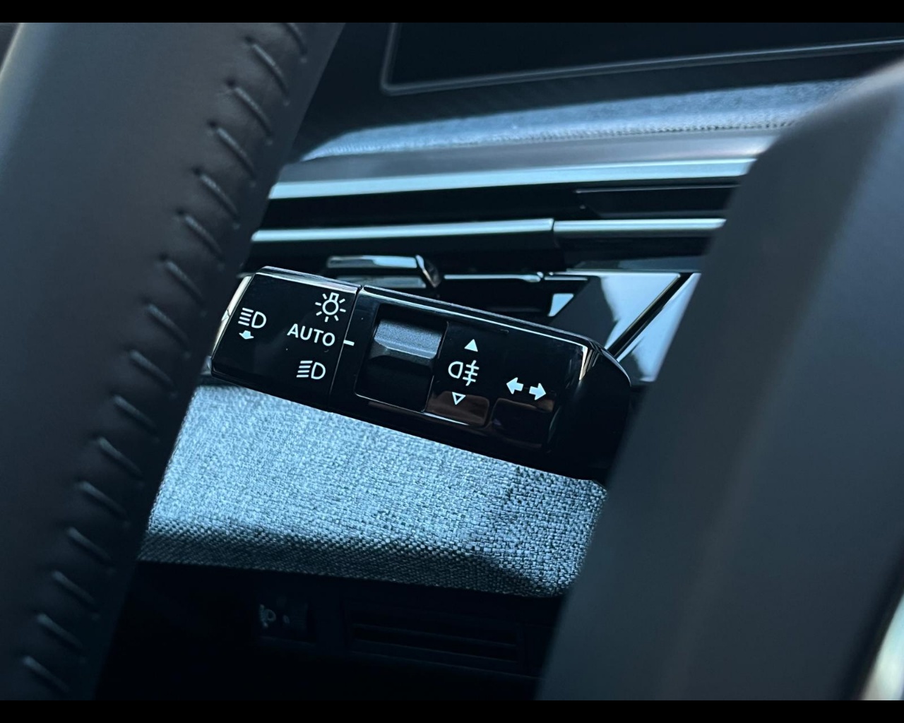 Foto PEUGEOT 5008 1.2 hybrid Allure 136cv e-dcs6