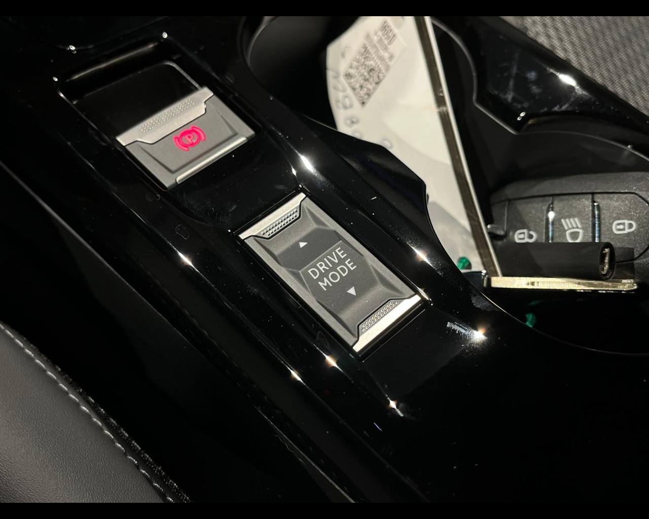 Foto PEUGEOT 2008 1.2 hybrid GT 136cv e-dcs6