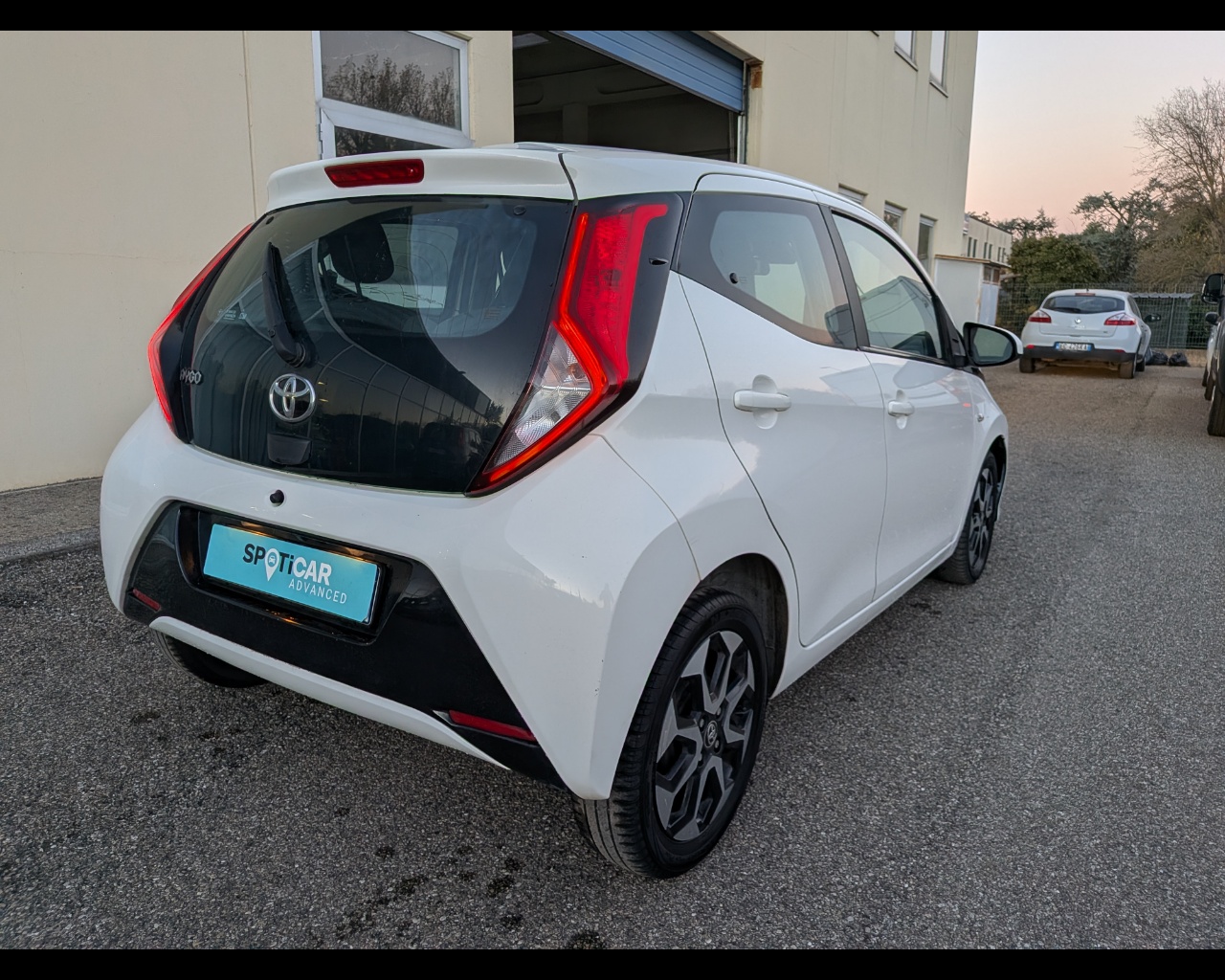 Foto TOYOTA Aygo 5p 1.0 x-cool m-mt 72cv