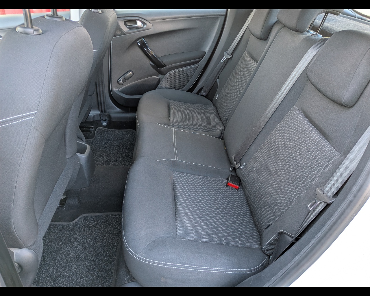 Foto PEUGEOT 208 5p 1.6 bluehdi Active 75cv