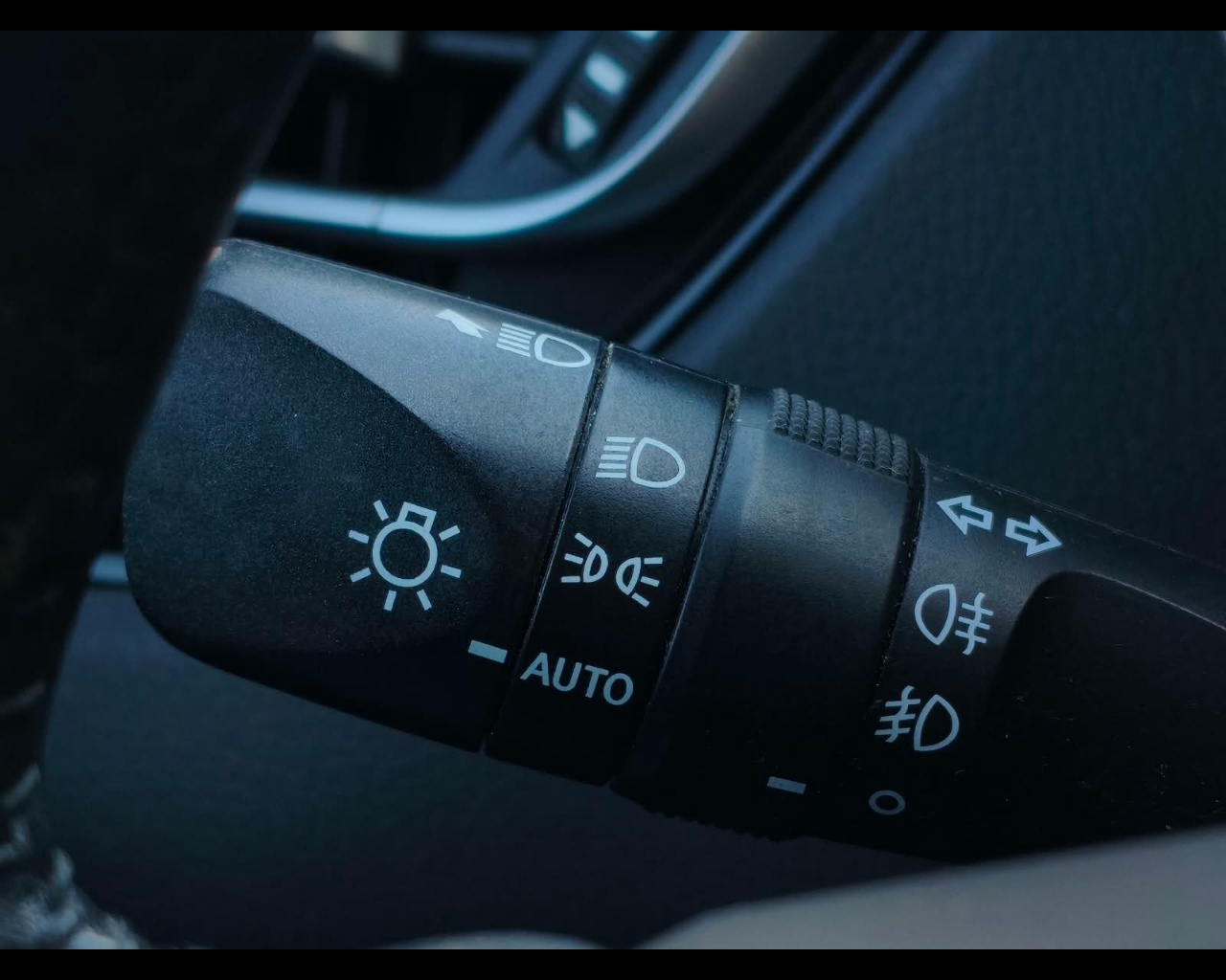 Foto TOYOTA C-HR 1.8h Trend e-cvt