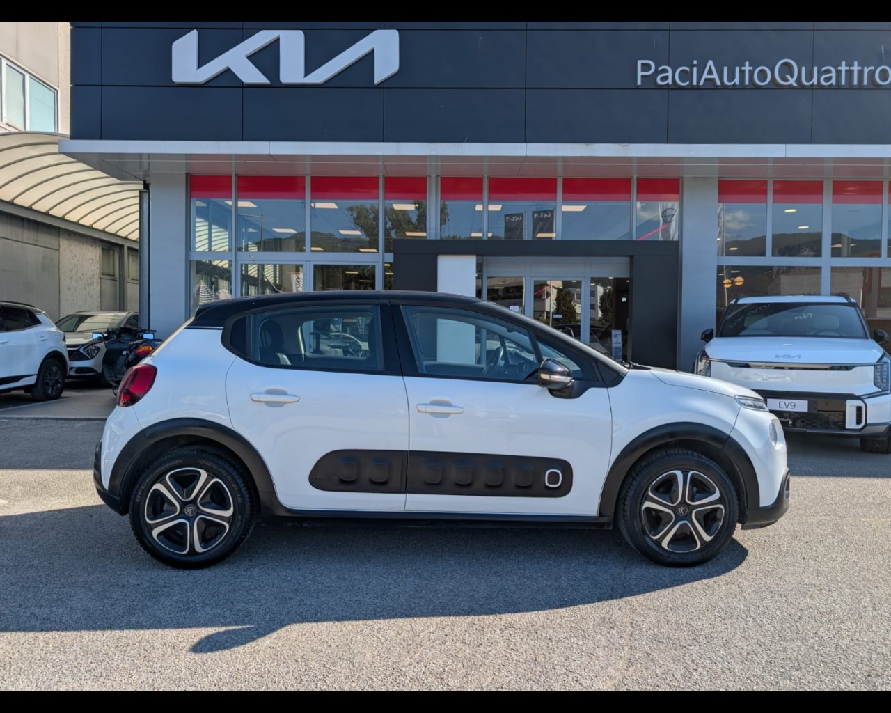 Foto CITROEN C3 1.2 puretech Shine 82cv