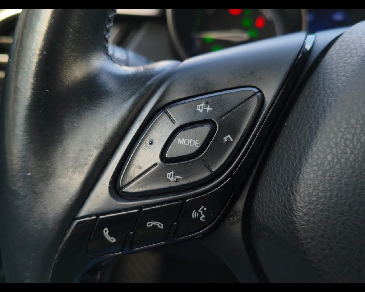 Foto TOYOTA C-HR 1.8h Lounge 2wd e-cvt