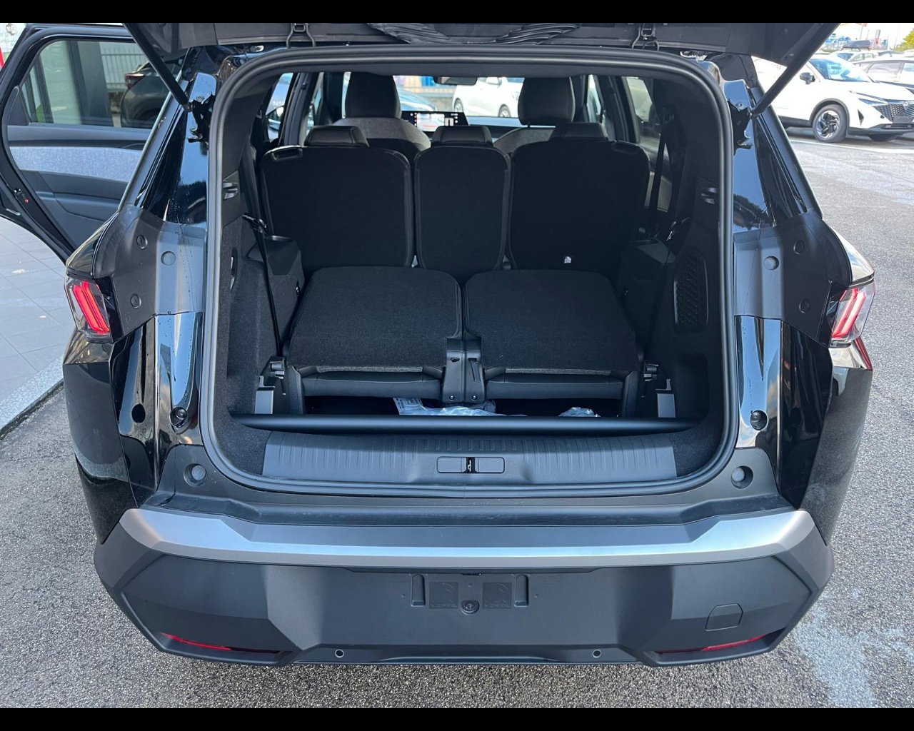 Foto PEUGEOT 5008 1.2 hybrid Allure 136cv e-dcs6