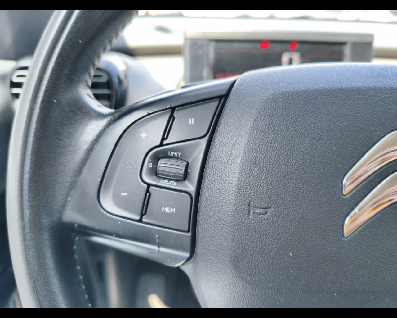 Foto CITROEN C4 Cactus 1.6 bluehdi Shine 100cv